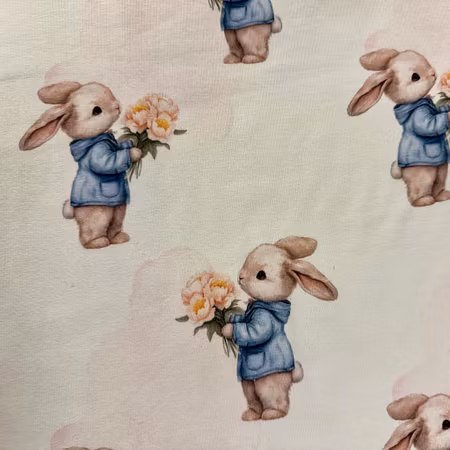 Kaniner med blommor, benvit bakgrund med rosa moln, Bomullsjersey