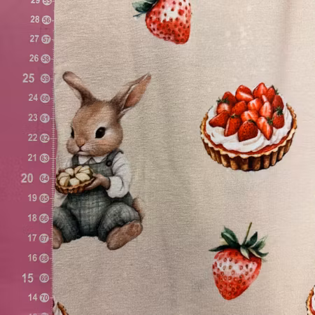 Kaniner med jordgubbar, sand bakgrund Bomullsjersey