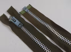 D001 Metallblixtlås 44 cm delbar 9 mm militärgrön (1 st)