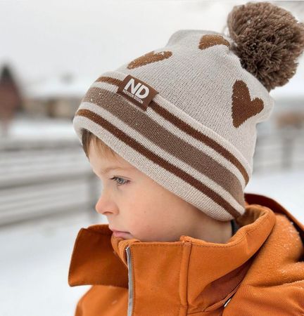 Stickad mössa - Hjärtan Pompom