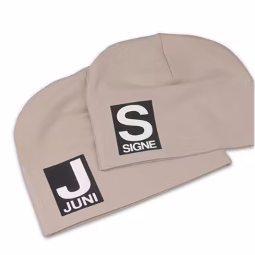 Beige namnmössa - Bokstav och namn