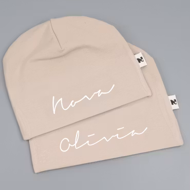 Beige namnmössa - Signatur