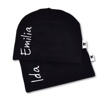 Svart namnmössa  Lodrät text