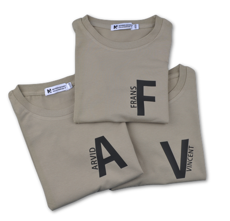 T-shirt - Bokstav och namn på sidan (cashew)
