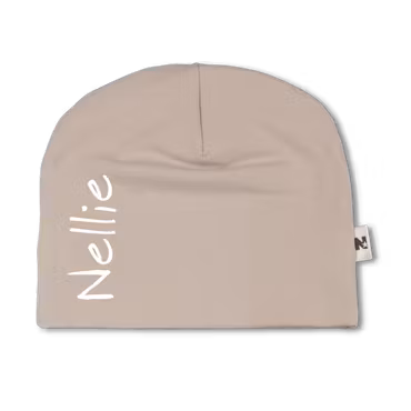 Beige namnmössa - Lodrät text