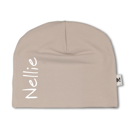 Beige namnmössa - Lodrät text