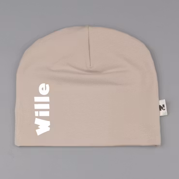 Beige namnmössa - Lodrät text