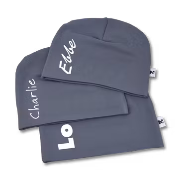 Mörkgrå namnmössa - Lodrät text