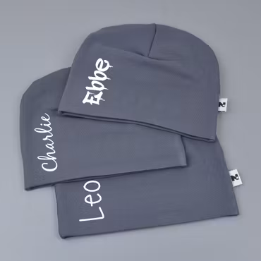 Mörkgrå namnmössa - Lodrät text