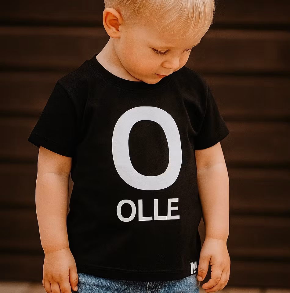 T-shirt - STOR bokstav och namn (svart)