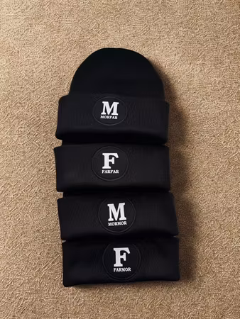 Stickad mössa - Mormor/Morfar/Farmor/Farfar