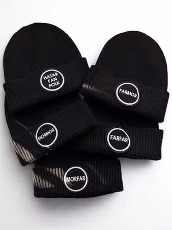 Stickad mössa med text