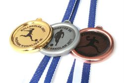 Medalj i storlek 32 mm med idrottsmotiv, band & text
