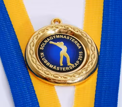 Medalj i storlek 40 mm med idrottsmotiv, band & text