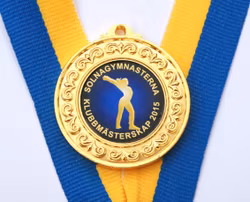 Medalj i storlek 40 mm med idrottsmotiv, band & text