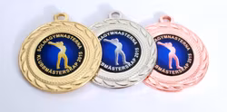 Medalj i storlek 40 mm med idrottsmotiv, band & text
