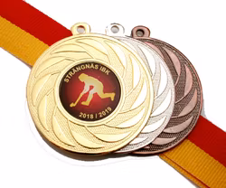 Medalj i storlek 50 mm med idrottsmotiv, band & text