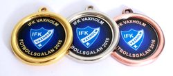 Medalj i storlek 32 mm med egen logo, band & text