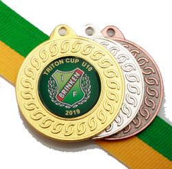 Medalj i storlek 40 mm med egen logo, band & text