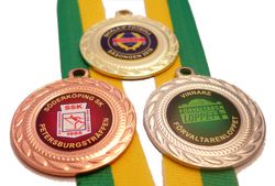 Medalj i storlek 40 mm med egen logo, band & text