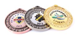 Medalj i storlek 40 mm med eget tryck, medaljband