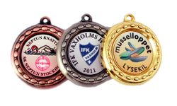 Medalj i storlek 40 mm med eget tryck, medaljband