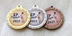 Medalj i storlek 32 mm med eget tryck, medaljband