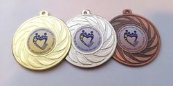 Medalj i storlek 50 mm med eget tryck, medaljband
