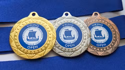 Medalj i storlek 40 mm med eget tryck, medaljband