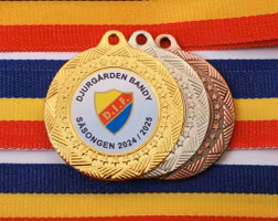 Medalj i storlek 40 mm med eget tryck, medaljband