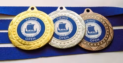 Medalj i storlek 40 mm med eget tryck, medaljband