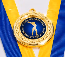 Medalj i storlek 40 mm med idrottsmotiv, band & text