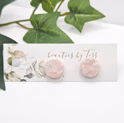 Skimrande studs i rosa