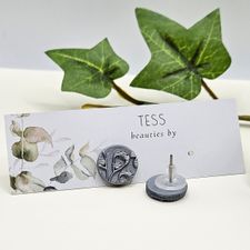 Silverfärgade mönstrade studs