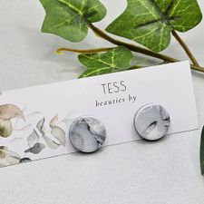 Skimrande marmorerade studs i två modeller