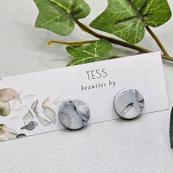 Skimrande marmorerade studs i två modeller