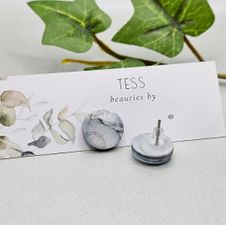 Skimrande marmorerade studs i två modeller