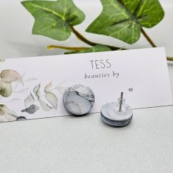Skimrande marmorerade studs i två modeller