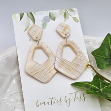 Ljusgula polygonformade örhängen