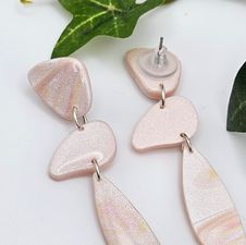 Ljusrosa asymmetriska örhängen