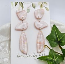 Ljusrosa asymmetriska örhängen