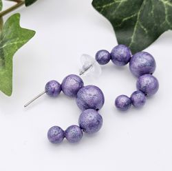 Lila hoops med handgjorda pärlor