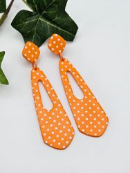 Orange pilar med vita prickar