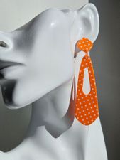 Orange pilar med vita prickar