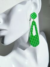 Gröna pilar med vita prickar