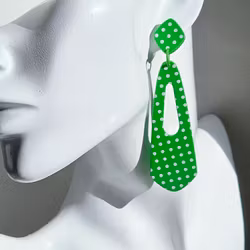 Gröna pilar med vita prickar