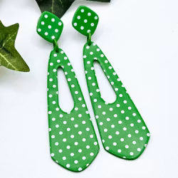 Gröna pilar med vita prickar