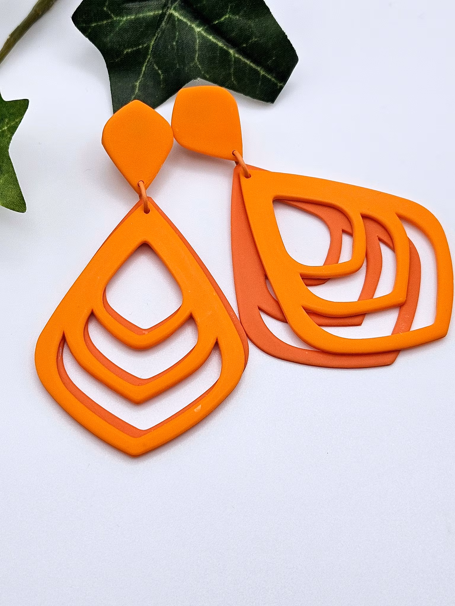 Stora ihåliga droppar i orange