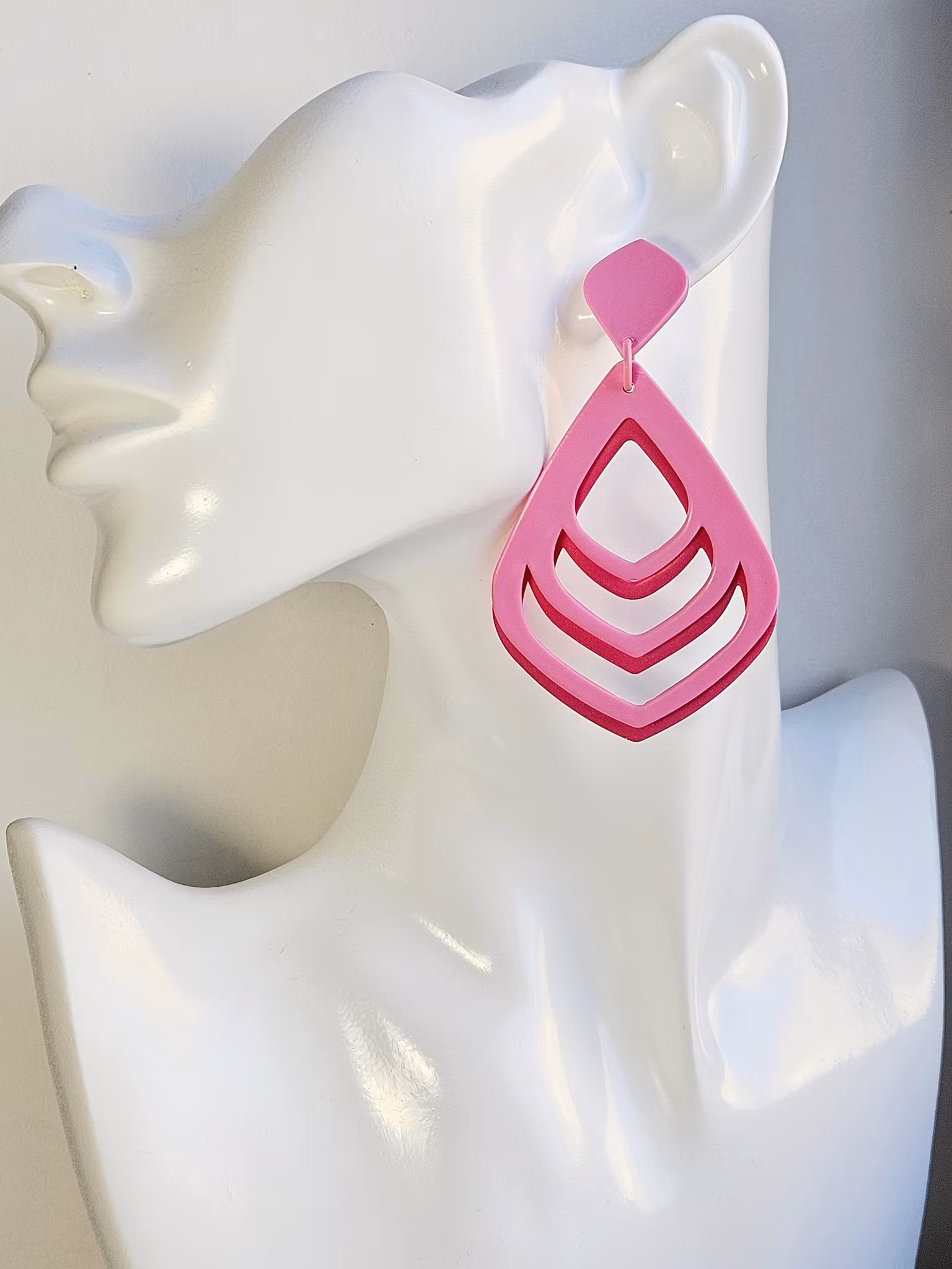 Stora ihåliga droppar i rosa