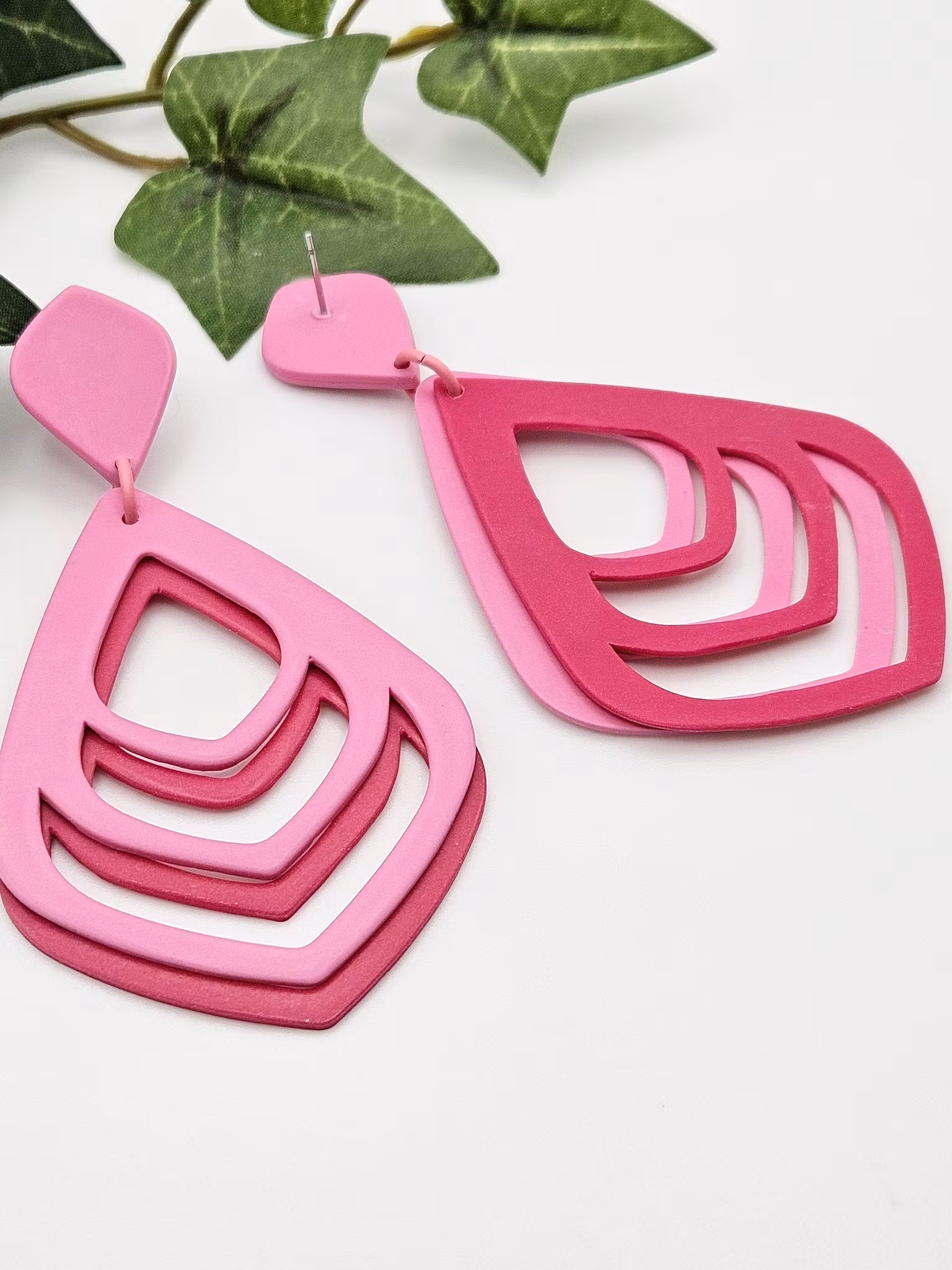 Stora ihåliga droppar i rosa